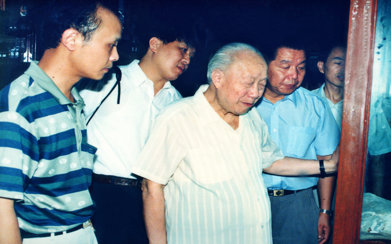 1998年9月15日,全国政协副主席钱伟长视察胡庆余堂