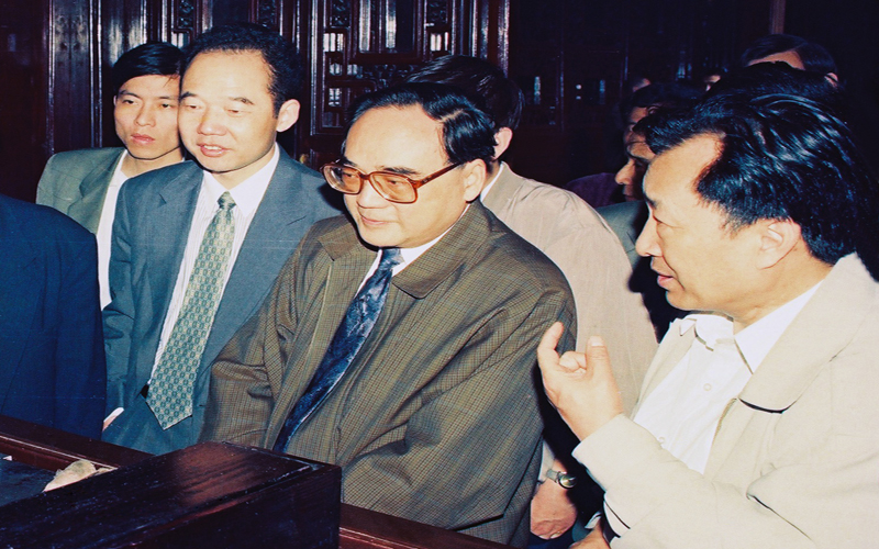 1995年5月18日,中共中央政治局委员、书记处书记、宣传部长丁关根视察胡庆余堂