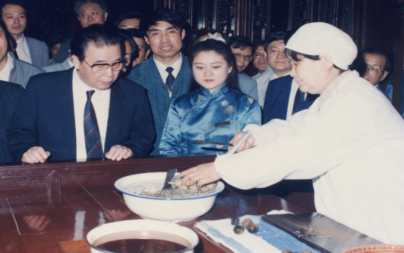 1992年5月5日,中共中央政治局常委.国务院总理李鹏视察胡庆余堂