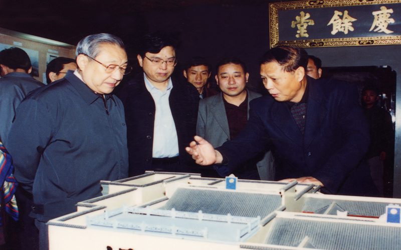  2002年4月18日,中共中央政治局常委、国务院副总理李岚清视察胡庆余堂