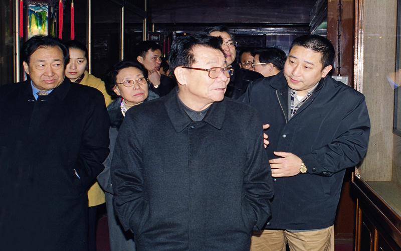 2001年1月27日,中共中央政治局常委、全国政协主席李瑞环视察胡庆余堂