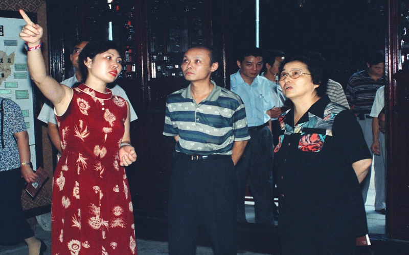 1998年9月14日.全国人大副委员长何鲁丽视察胡庆余堂