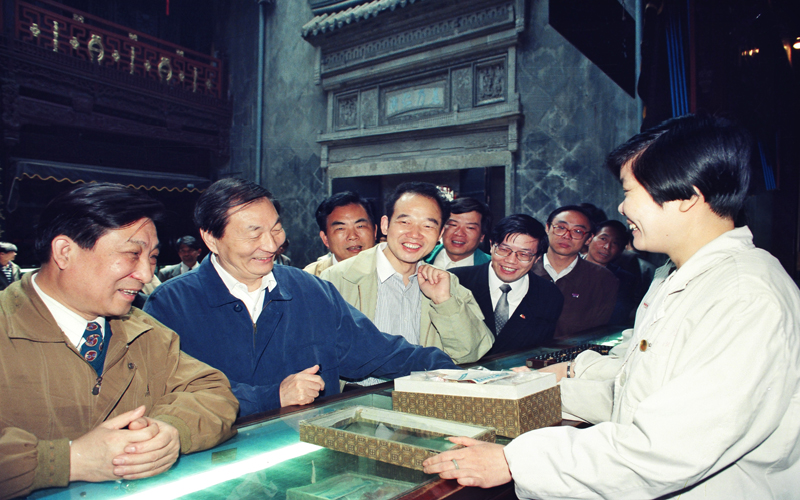 1995年5月10日,中共中央政治局常委、国务院副总理朱镕基视察胡庆余堂