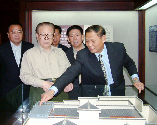 2003年10月23日,中共中央军委主席江泽民视察胡庆余堂